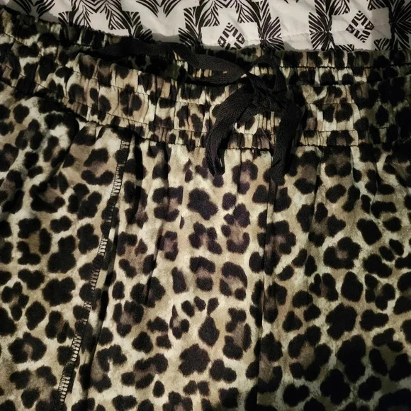 NWT Zenana plus size leopard print drawstring lounge shorts sizes 1x And 2x - Picture 3 of 10